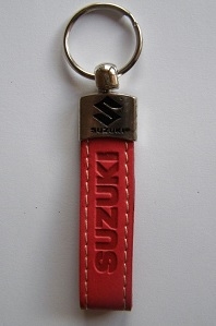 Kľúčenka Suzuki červená
